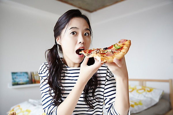 포토 JPG 우먼라이프 응시 여자 인터넷 피자 실내 한명 웃음 들기 앉기 상반신 20대 성인 앞모습 캐주얼 활발 한국인 큼 먹기 방송 성인여자한명만 인터넷방송 크리에이터 혼족 맛있는 국내포토 직업 1 라이프스타일 시선 옷 뷰포인트 컨셉 모션 패스트푸드 서양음식 표정 사람 동양인 청년 내부 크기 싱글라이프 여자한명만 성인여자만 파일형식 1인미디어