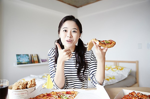 포토 JPG 우먼라이프 여자 인터넷 피자 실내 한명 웃음 들기 앉기 손짓 상반신 20대 성인 앞모습 캐주얼 치킨 활발 한국인 최고 큼 콜라 방송 닭강정 성인여자한명만 인터넷방송 크리에이터 혼족 국내포토 직업 1 라이프스타일 옷 뷰포인트 컨셉 모션 패스트푸드 서양음식 표정 사람 동양인 청년 내부 크기 탄산음료 닭고기요리 싱글라이프 여자한명만 성인여자만 파일형식 1인미디어