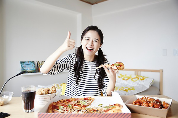 포토 JPG 우먼라이프 여자 인터넷 피자 실내 한명 웃음 들기 앉기 손짓 상반신 20대 성인 앞모습 캐주얼 치킨 활발 한국인 최고 큼 마이크 콜라 방송 닭강정 성인여자한명만 인터넷방송 크리에이터 혼족 국내포토 직업 1 라이프스타일 옷 뷰포인트 음향기기 컨셉 모션 패스트푸드 서양음식 표정 사람 동양인 청년 내부 크기 탄산음료 닭고기요리 싱글라이프 여자한명만 성인여자만 파일형식 1인미디어