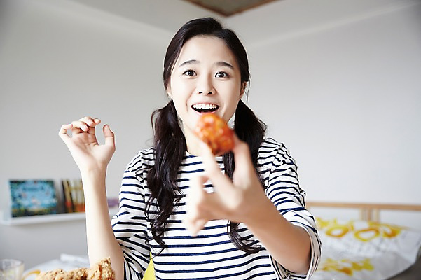 포토 JPG 우먼라이프 여자 인터넷 실내 한명 웃음 들기 앉기 상반신 20대 성인 앞모습 캐주얼 활발 한국인 먹기 방송 보여주기 닭강정 성인여자한명만 인터넷방송 크리에이터 혼족 맛있는 국내포토 직업 1 라이프스타일 옷 뷰포인트 컨셉 모션 표정 사람 동양인 청년 내부 치킨 싱글라이프 여자한명만 성인여자만 파일형식 1인미디어