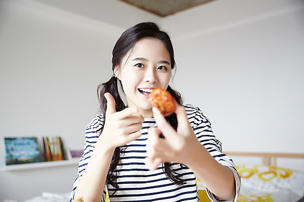 포토 JPG 우먼라이프 여자 인터넷 실내 한명 웃음 들기 앉기 상반신 20대 성인 앞모습 캐주얼 활발 한국인 가리킴 먹기 방송 보여주기 닭강정 성인여자한명만 인터넷방송 크리에이터 혼족 맛있는 국내포토 직업 1 라이프스타일 옷 뷰포인트 컨셉 모션 표정 사람 동양인 손짓 청년 내부 치킨 싱글라이프 여자한명만 성인여자만 파일형식 1인미디어