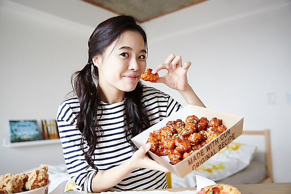 포토 JPG 우먼라이프 여자 인터넷 실내 한명 웃음 들기 앉기 상반신 20대 성인 앞모습 캐주얼 치킨 활발 한국인 먹기 방송 보여주기 닭강정 성인여자한명만 인터넷방송 크리에이터 혼족 맛있는 국내포토 직업 1 라이프스타일 옷 뷰포인트 컨셉 모션 표정 사람 동양인 청년 내부 닭고기요리 싱글라이프 여자한명만 성인여자만 파일형식 1인미디어