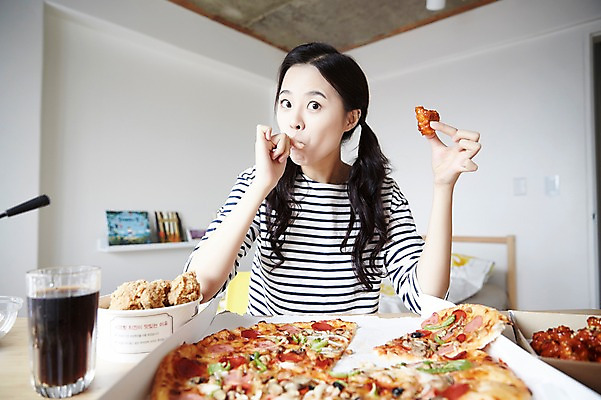포토 JPG 우먼라이프 여자 인터넷 피자 실내 한명 웃음 들기 앉기 상반신 20대 성인 앞모습 캐주얼 치킨 활발 한국인 먹기 마이크 콜라 방송 보여주기 닭강정 성인여자한명만 인터넷방송 크리에이터 혼족 맛있는 국내포토 직업 1 라이프스타일 옷 뷰포인트 음향기기 컨셉 모션 패스트푸드 서양음식 표정 사람 동양인 청년 내부 탄산음료 닭고기요리 싱글라이프 여자한명만 성인여자만 파일형식 1인미디어