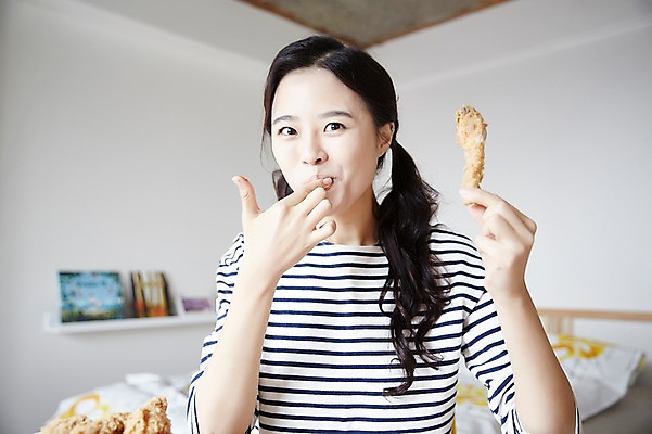 포토 JPG 우먼라이프 여자 인터넷 실내 한명 웃음 들기 앉기 상반신 20대 성인 앞모습 캐주얼 치킨 활발 한국인 먹기 방송 성인여자한명만 인터넷방송 크리에이터 혼족 맛있는 국내포토 직업 1 라이프스타일 옷 뷰포인트 컨셉 모션 표정 사람 동양인 청년 내부 닭고기요리 싱글라이프 여자한명만 성인여자만 파일형식 1인미디어