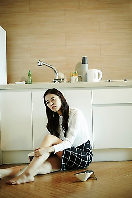 포토 JPG 전신 우먼라이프 응시 여자 커피 구두 회사 맨발 휴식 실내 피곤 한명 들기 앉기 20대 성인 앞모습 고통 한국인 직장인 휴게실 벗기 싱크대 치마정장 힘듦 성인여자한명만 탕비실 국내포토 직업 1 라이프스타일 시선 감정 음료 뷰포인트 신발 컨셉 비즈니스 모션 발 사람 동양인 정장 청년 내부 치마 개수대 여자한명만 성인여자만 파일형식