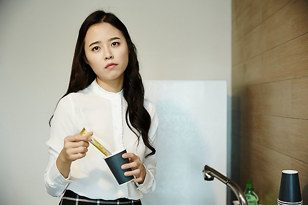 포토 JPG 우먼라이프 여자 커피 회사 휴식 실내 피곤 한명 서기 들기 상반신 20대 성인 앞모습 한국인 직장인 휴게실 커피잔 세미정장 힘듦 성인여자한명만 탕비실 국내포토 직업 1 라이프스타일 음료 뷰포인트 컨셉 비즈니스 모션 잔 사람 동양인 정장 청년 내부 여자한명만 성인여자만 파일형식