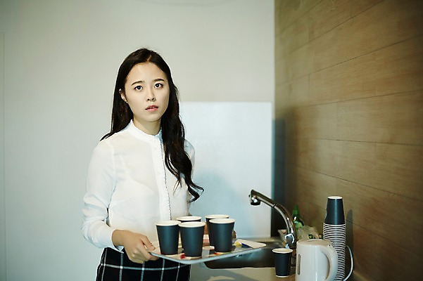 포토 JPG 우먼라이프 여자 회사 휴식 쟁반 실내 피곤 한명 서기 들기 상반신 20대 성인 앞모습 한국인 직장인 휴게실 커피잔 세미정장 심부름 힘듦 성인여자한명만 탕비실 국내포토 직업 1 라이프스타일 커피 뷰포인트 컨셉 비즈니스 모션 잔 사람 동양인 정장 청년 내부 여자한명만 성인여자만 파일형식