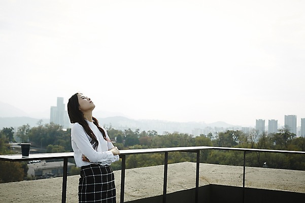 포토 JPG 주간 우먼라이프 여자 커피 회사 난간 피곤 한명 서기 정장 상반신 20대 성인 야외 옆모습 기댐 한국인 직장인 옥상 힘듦 성인여자한명만 국내포토 자연요소 직업 1 라이프스타일 옷 음료 뷰포인트 컨셉 비즈니스 모션 사람 동양인 청년 여자한명만 성인여자만 파일형식