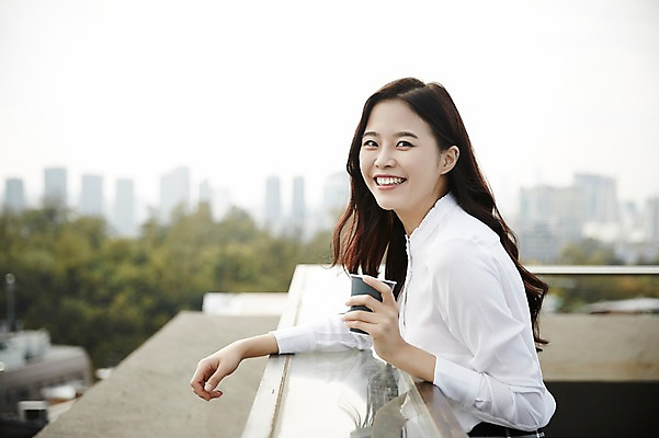 포토 JPG 주간 우먼라이프 여자 커피 회사 난간 한명 서기 웃음 들기 정장 상반신 20대 성인 야외 옆모습 기댐 한국인 직장인 옥상 성인여자한명만 국내포토 자연요소 직업 1 라이프스타일 옷 음료 뷰포인트 비즈니스 모션 표정 사람 동양인 청년 여자한명만 성인여자만 파일형식