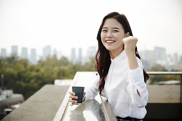 포토 JPG 주간 우먼라이프 여자 커피 회사 난간 한명 서기 웃음 정장 상반신 20대 성인 야외 옆모습 파이팅 기댐 한국인 직장인 옥상 성인여자한명만 국내포토 자연요소 직업 1 라이프스타일 옷 음료 뷰포인트 비즈니스 모션 표정 사람 동양인 청년 여자한명만 성인여자만 파일형식