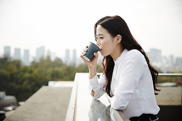 포토 JPG 주간 우먼라이프 응시 여자 커피 회사 난간 한명 서기 정장 상반신 20대 성인 야외 옆모습 기댐 한국인 마시기 직장인 옥상 성인여자한명만 국내포토 자연요소 직업 1 라이프스타일 시선 옷 음료 뷰포인트 비즈니스 모션 사람 동양인 청년 여자한명만 성인여자만 파일형식