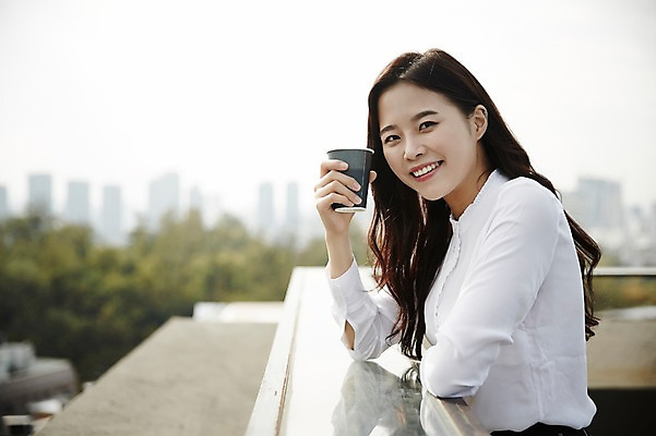 포토 JPG 주간 우먼라이프 여자 커피 회사 난간 한명 서기 웃음 들기 정장 상반신 20대 성인 야외 옆모습 기댐 한국인 직장인 옥상 성인여자한명만 국내포토 자연요소 직업 1 라이프스타일 옷 음료 뷰포인트 비즈니스 모션 표정 사람 동양인 청년 여자한명만 성인여자만 파일형식