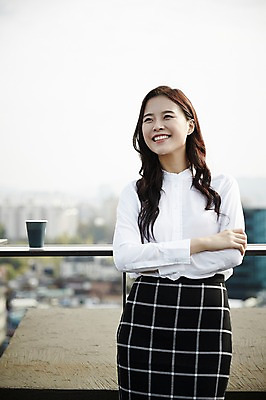 포토 JPG 주간 우먼라이프 응시 여자 커피 회사 난간 한명 서기 웃음 정장 상반신 20대 성인 야외 앞모습 기댐 한국인 직장인 옥상 치마정장 성인여자한명만 국내포토 자연요소 직업 1 라이프스타일 시선 옷 음료 뷰포인트 비즈니스 모션 표정 사람 동양인 청년 치마 여자한명만 성인여자만 파일형식