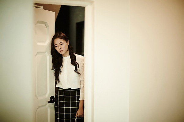 포토 JPG 우먼라이프 응시 여자 실내 피곤 한명 서기 상반신 20대 성인 앞모습 문 기댐 한국인 직장인 오픈 퇴근 치마정장 힘듦 성인여자한명만 국내포토 직업 1 라이프스타일 시선 뷰포인트 컨셉 모션 사람 동양인 정장 청년 내부 치마 출퇴근 여자한명만 성인여자만 파일형식