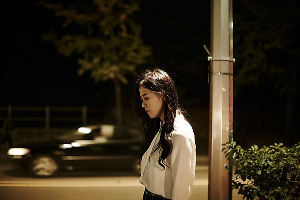 포토 JPG 우먼라이프 응시 여자 가로등 자동차 피곤 한명 상반신 20대 성인 야외 옆모습 걷기 한국인 직장인 야간 퇴근 세미정장 힘듦 성인여자한명만 국내포토 자연요소 직업 1 라이프스타일 시선 공공시설 육상교통 뷰포인트 컨셉 모션 사람 동양인 정장 청년 출퇴근 여자한명만 성인여자만 파일형식