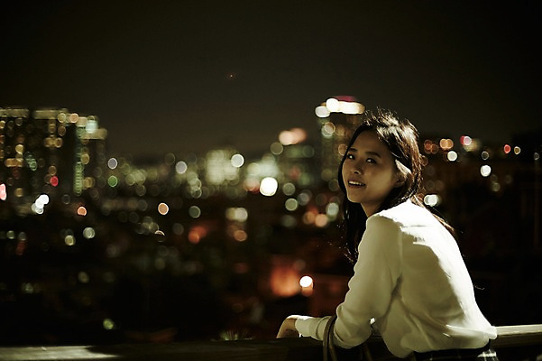 포토 JPG 우먼라이프 응시 여자 야경 난간 피곤 한명 서기 웃음 상반신 20대 성인 야외 건물 옆모습 기댐 한국인 직장인 세미정장 성인여자한명만 국내포토 직업 1 라이프스타일 건축물 시선 뷰포인트 컨셉 모션 표정 사람 동양인 정장 청년 야간 여자한명만 성인여자만 파일형식 풍경_경치