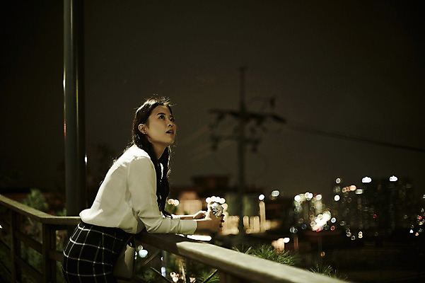 포토 JPG 우먼라이프 응시 여자 야경 난간 피곤 한명 서기 빌딩 상반신 20대 성인 야외 옆모습 기댐 한국인 직장인 퇴근 치마정장 힘듦 성인여자한명만 국내포토 직업 1 라이프스타일 시선 뷰포인트 컨셉 모션 사람 동양인 정장 청년 건물 치마 야간 출퇴근 여자한명만 성인여자만 파일형식 풍경_경치