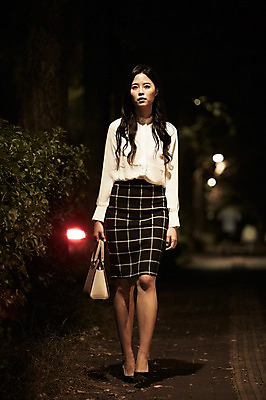 포토 JPG 전신 우먼라이프 응시 여자 길 가방 피곤 한명 서기 들기 20대 성인 야외 앞모습 어둠 한국인 직장인 야간 퇴근 치마정장 힘듦 성인여자한명만 국내포토 자연요소 직업 1 라이프스타일 시선 잡화 뷰포인트 컨셉 모션 사람 동양인 정장 청년 치마 출퇴근 여자한명만 성인여자만 파일형식