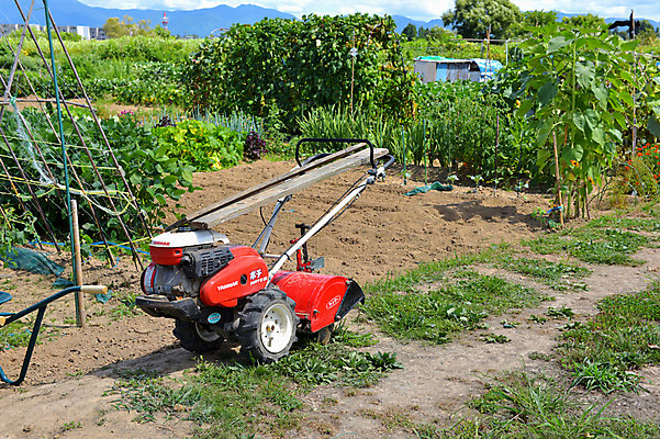 포토 JPG 주간 밭 풍경 사람없음 야외 농경지 농사 일본 농촌 트랙터 아키타 국내포토 자연요소 아시아 농업 농장 시골 농기계 특수차량 파일형식