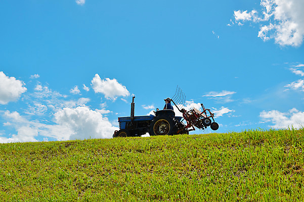 포토 JPG 주간 구름 남자 하늘 한명 야외 농사 일본 농촌 농부 트랙터 아키타 국내포토 자연요소 직업 1 아시아 농업 사람 시골 농기계 특수차량 파일형식
