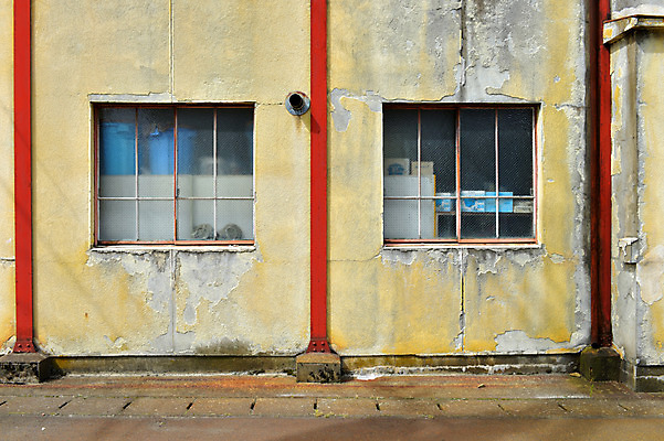 포토 JPG 주간 벽 창문 주택 외벽 사람없음 야외 균열 아키타 국내포토 자연요소 모션 건물 파일형식