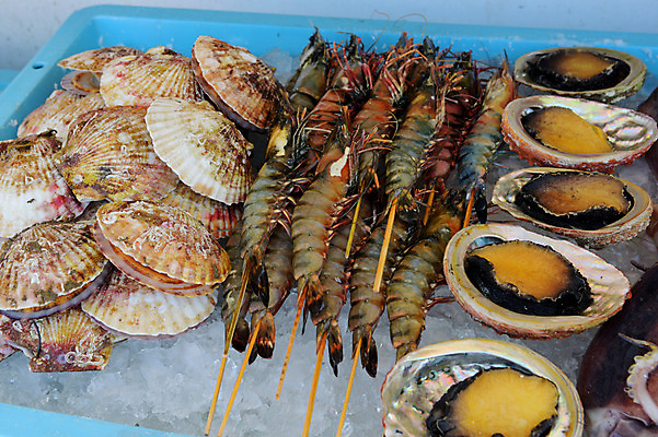 포토 JPG 주간 음식 사람없음 야외 일본 얼음 전시 꼬치 대하 해산물 전복 가리비 어시장 이바라키 국내포토 자연요소 아시아 조개 어패류 새우 시장 파일형식