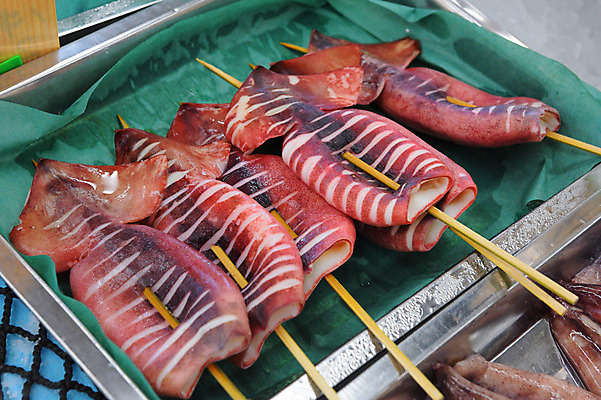 포토 JPG 주간 음식 사람없음 야외 일본 전시 꼬치 해산물 오징어 어시장 이바라키 국내포토 자연요소 아시아 연체동물 수중동물 시장 파일형식