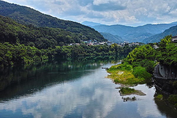 포토 JPG 주간 구름 자연 하늘 산 물그림자 풍경 사람없음 야외 강 마을 일본 국내포토 자연요소 아시아 그림자 생태계 파일형식