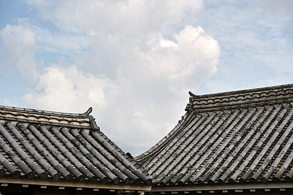 포토 JPG 주간 구름 하늘 지붕 기와 기와집 사람없음 야외 일본 일본건축 고치현 국내포토 자연요소 아시아 한옥 동양건축 파일형식