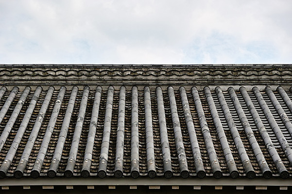 포토 JPG 주간 구름 하늘 지붕 기와 기와집 사람없음 야외 일본 일본건축 고치현 국내포토 자연요소 아시아 한옥 동양건축 파일형식