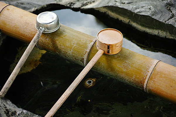 포토 JPG 주간 종교시설 사람없음 야외 물 일본 사찰 대나무 바가지 에히메 국내포토 자연요소 나무 아시아 종교 종교건축 시설 파일형식