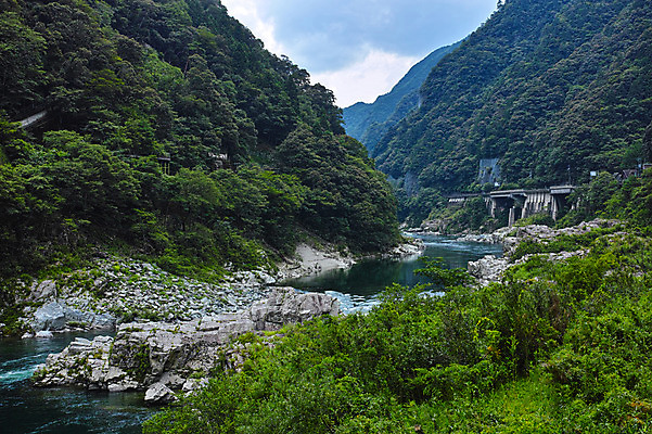 포토 JPG 주간 나무 구름 자연 하늘 산 풍경 사람없음 야외 계곡 일본 맑음 바위 도쿠시마 국내포토 자연요소 식물 아시아 날씨 돌_바위 생태계 파일형식
