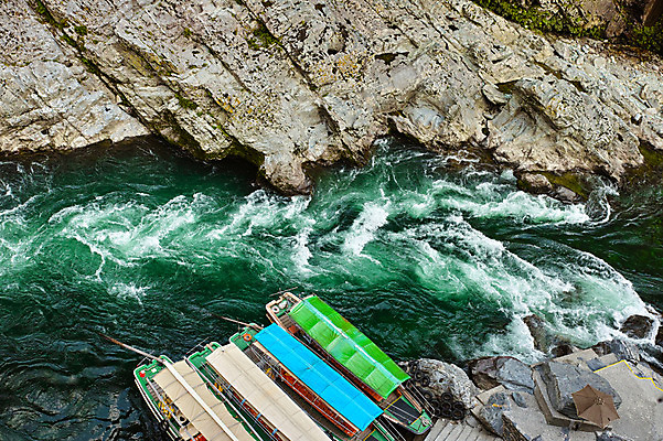 포토 JPG 주간 자연 풍경 사람없음 야외 하이앵글 계곡 일본 바위 급류타기 래프팅보트 도쿠시마 국내포토 자연요소 아시아 뷰포인트 돌_바위 수상스포츠 생태계 파일형식