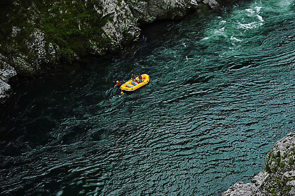 포토 JPG 주간 자연 레저 풍경 야외 세명 하이앵글 계곡 일본 바위 보트 익스트림스포츠 급류타기 래프팅보트 도쿠시마 국내포토 자연요소 아시아 스포츠 뷰포인트 배_교통 사람 돌_바위 수상스포츠 생태계 파일형식
