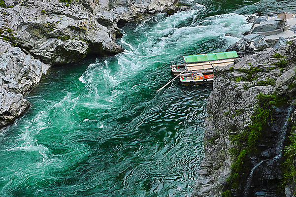 포토 JPG 주간 자연 풍경 사람없음 야외 하이앵글 계곡 일본 바위 래프팅보트 선박 도쿠시마 국내포토 자연요소 아시아 뷰포인트 수상교통 돌_바위 생태계 파일형식