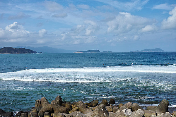 포토 JPG 주간 구름 파도 자연 하늘 산 풍경 여러명 해변 야외 일본 맑음 수영 해수욕장 방파제 해수욕 도쿠시마 국내포토 자연요소 공공시설 아시아 바다 다수 날씨 휴가 사람 수상스포츠 생태계 파일형식