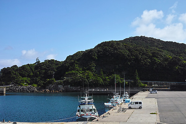 포토 JPG 주간 구름 자동차 자연 하늘 산 풍경 사람없음 야외 항구 일본 맑음 어선 도쿠시마 국내포토 자연요소 아시아 육상교통 배_교통 교통시설 날씨 생태계 파일형식