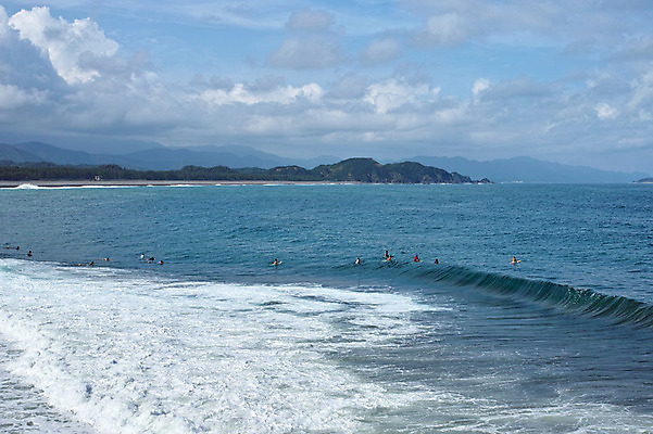 포토 JPG 주간 구름 파도 자연 하늘 산 풍경 여러명 해변 야외 일본 맑음 수영 해수욕장 해수욕 도쿠시마 국내포토 자연요소 아시아 바다 다수 날씨 휴가 사람 수상스포츠 생태계 파일형식