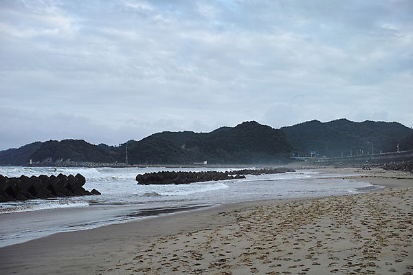 포토 JPG 주간 구름 파도 자연 하늘 산 풍경 해변 사람없음 야외 모래사장 일본 방파제 도쿠시마 국내포토 자연요소 공공시설 아시아 바다 생태계 파일형식