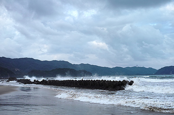 포토 JPG 주간 구름 파도 자연 하늘 산 풍경 해변 사람없음 야외 일본 방파제 도쿠시마 국내포토 자연요소 공공시설 아시아 바다 생태계 파일형식