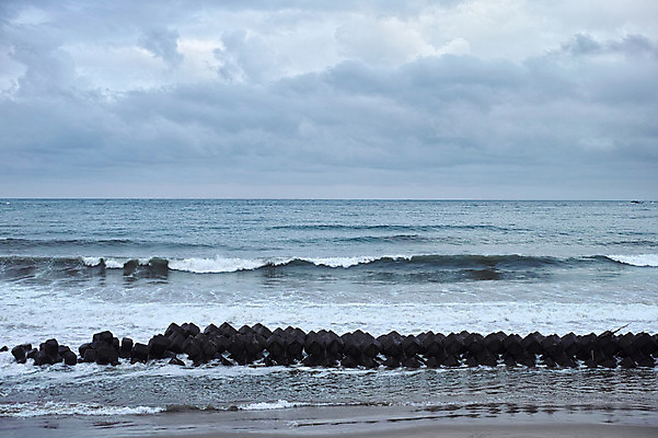 포토 JPG 주간 구름 파도 자연 하늘 풍경 해변 사람없음 야외 일본 방파제 도쿠시마 수평선 국내포토 자연요소 공공시설 아시아 바다 생태계 파일형식