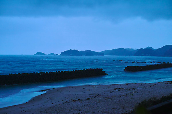 포토 JPG 주간 구름 자연 하늘 산 풍경 해변 사람없음 야외 일본 방파제 도쿠시마 국내포토 자연요소 공공시설 아시아 바다 생태계 파일형식