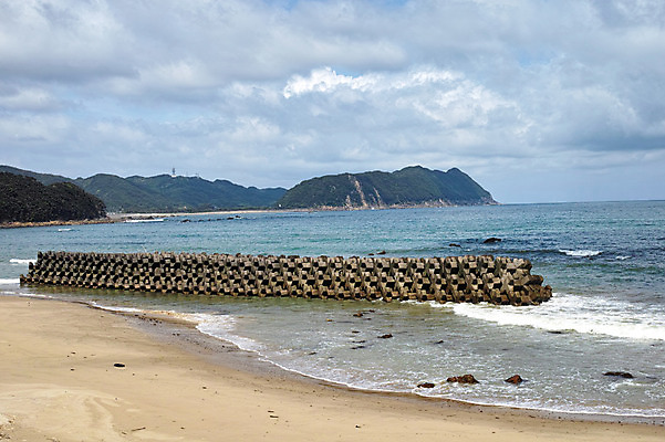 포토 JPG 주간 구름 자연 하늘 산 풍경 해변 사람없음 야외 일본 방파제 도쿠시마 국내포토 자연요소 공공시설 아시아 바다 생태계 파일형식
