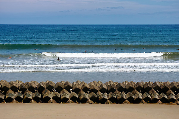 포토 JPG 주간 구름 파도 자연 하늘 풍경 여러명 해변 야외 일본 수영 해수욕장 방파제 해수욕 도쿠시마 수평선 국내포토 자연요소 공공시설 아시아 바다 다수 휴가 사람 수상스포츠 생태계 파일형식