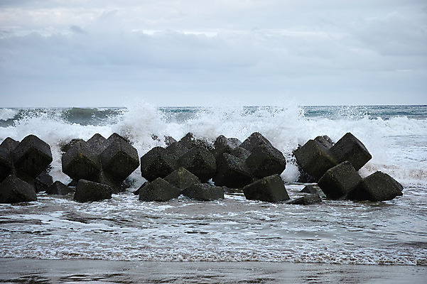 포토 JPG 주간 구름 파도 자연 하늘 풍경 해변 사람없음 야외 일본 방파제 도쿠시마 국내포토 자연요소 공공시설 아시아 바다 생태계 파일형식