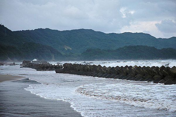 포토 JPG 주간 구름 파도 자연 하늘 산 풍경 해변 사람없음 야외 일본 방파제 도쿠시마 국내포토 자연요소 공공시설 아시아 바다 생태계 파일형식