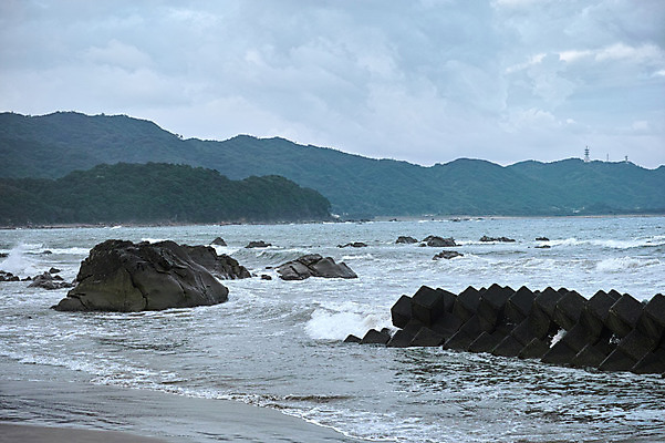 포토 JPG 주간 구름 파도 자연 하늘 산 풍경 해변 사람없음 야외 일본 바위 방파제 도쿠시마 국내포토 자연요소 공공시설 아시아 바다 돌_바위 생태계 파일형식