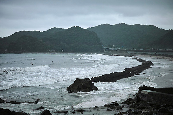 포토 JPG 주간 파도 자연 산 풍경 여러명 해변 야외 일본 방파제 도쿠시마 국내포토 자연요소 공공시설 아시아 바다 다수 사람 생태계 파일형식