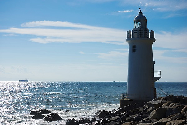 포토 JPG 주간 구름 하늘 등대 풍경 해변 사람없음 야외 일본 맑음 방파제 국내포토 자연요소 공공시설 아시아 바다 날씨 파일형식