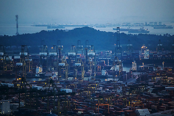 포토 JPG 해외이미지 산업 바다 백그라운드 비즈니스 교통시설 하늘 안테나 사람없음 물 도시풍경 글로벌 여행객 항구 화물 도시 보트 컨테이너 조선소 기중기 무역 함선 수납 포트 스카이라인 남쪽 싱가폴 수입 터미널 해외202004 해외포토 자연요소 아시아 교통 배_교통 통신 사람 풍경 운송업 중장비 방향 시설 파일형식 이미지허브